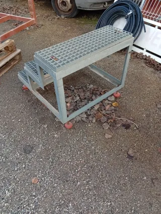 Escalera metálica de 3 peldaños