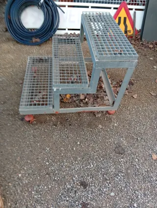 Escalera metálica de 3 peldaños