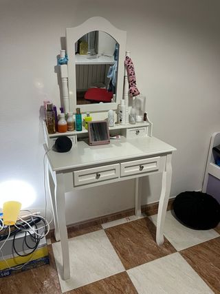 Tocador blanco roto con espejo