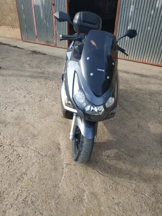 MOTO de 125 cc ,MAXI SCOOTER.