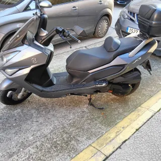 MOTO de 125 cc ,MAXI SCOOTER.