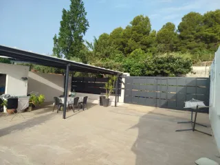 Techado pérgola, puerta corredera y cerramiento