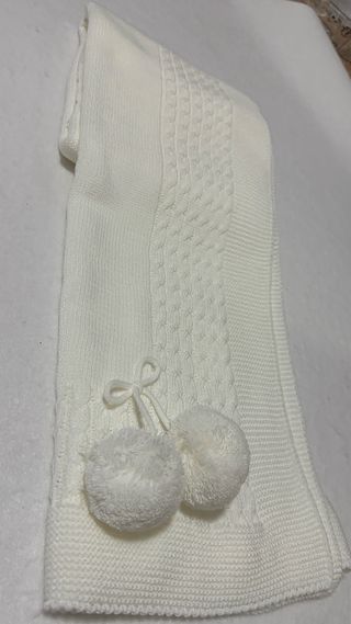 Toquilla de bebé de punto con pompones