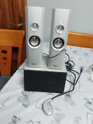 Altavoces Trust 2.1 Plata y Negro