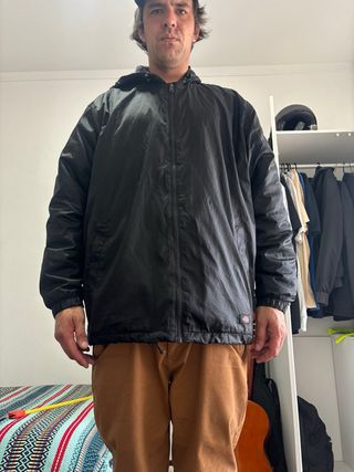 Casaco preto com capuz