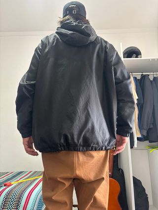 Casaco preto com capuz