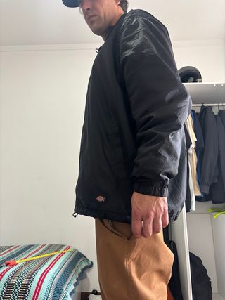 Casaco preto com capuz