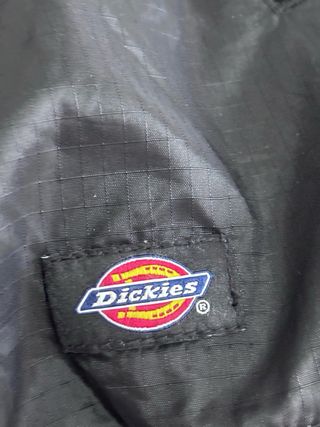 Casaco preto com capuz