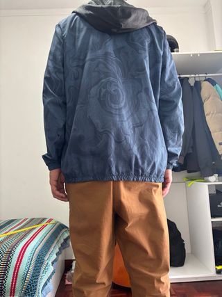 Casaco com capuz estampado