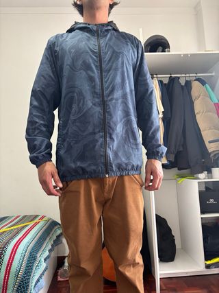 Casaco com capuz estampado