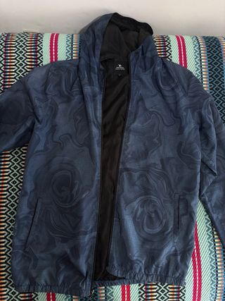 Casaco com capuz estampado