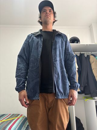 Casaco com capuz estampado