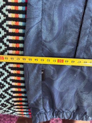 Casaco com capuz estampado