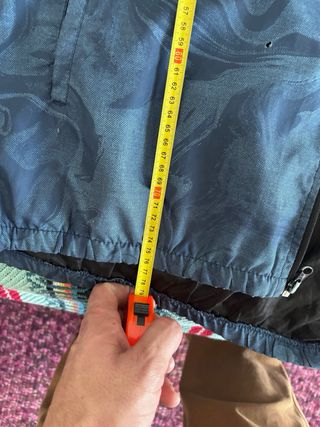 Casaco com capuz estampado