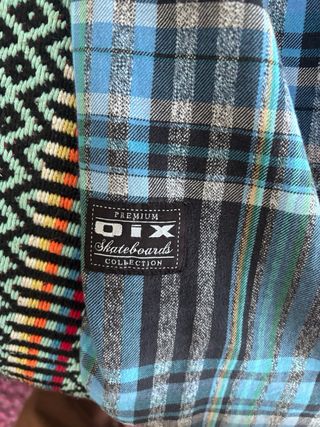 Casaco xadrez azul e castanho