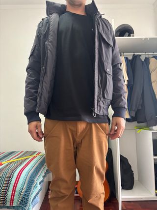 Casaco cinzento e castanho