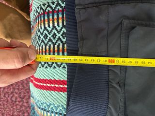 Casaco cinzento e castanho