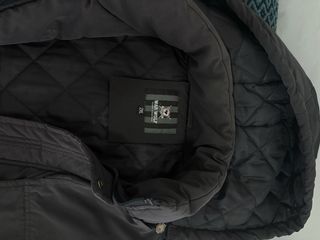 Casaco cinzento e castanho