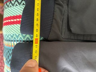 Casaco cinzento e castanho