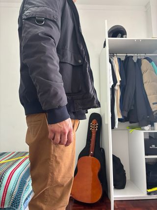 Casaco cinzento e castanho