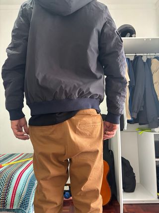 Casaco cinzento e castanho