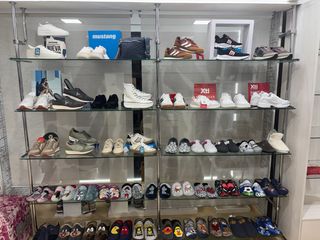 Estanterías de cristal y metal