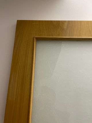 Puerta de madera con cristal en relieve -Guardada!