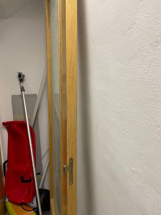 Puerta de madera con cristal en relieve -Guardada!