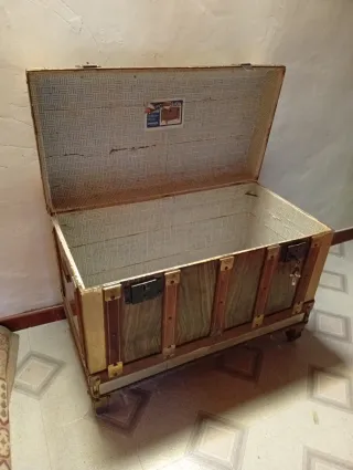 Baúl antiguo madera y metal con llaves. No envío