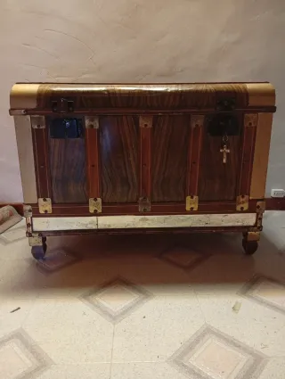 Baúl antiguo madera y metal con llaves. No envío
