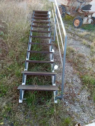 Escalera metálica 11 peldaños