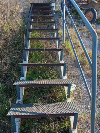 Escalera metálica 11 peldaños