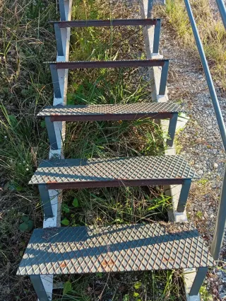 Escalera metálica 11 peldaños