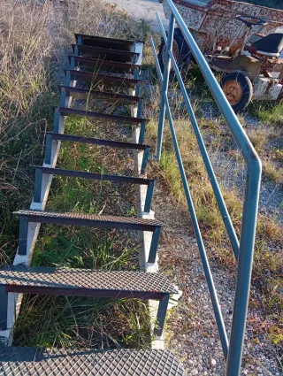 Escalera metálica 11 peldaños