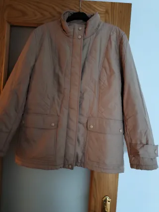 Chaqueta beige acolchada Talla 42