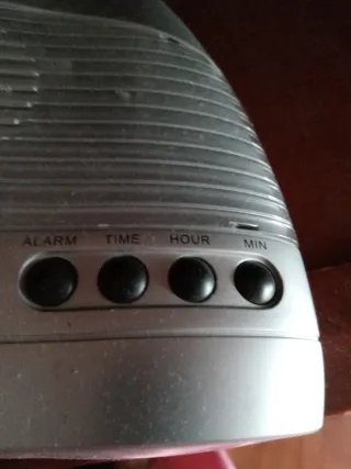 Radio Reloj YIJIA Plata y Rojo