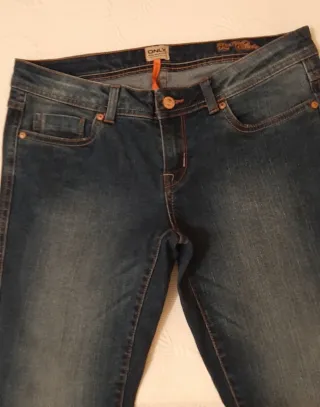 Lote 2 Jeans Azules, Only y Mango, 7 euros.