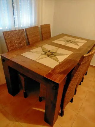 Mesa comedor madera maciza y sillas ratán