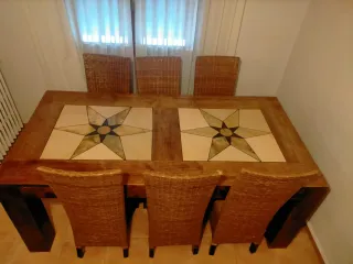 Mesa comedor madera maciza y sillas ratán