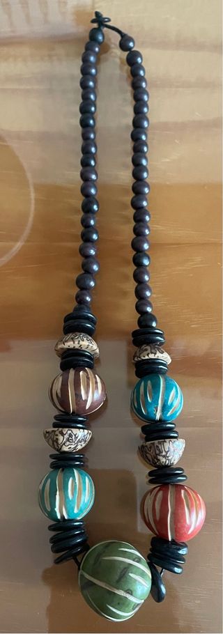 Collar artesanal con cuentas de madera y colores