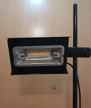 LÁMPARA DE PIE COLOR NEGRA.