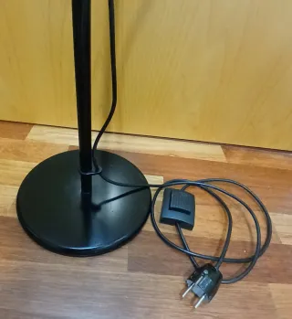 LÁMPARA DE PIE COLOR NEGRA.