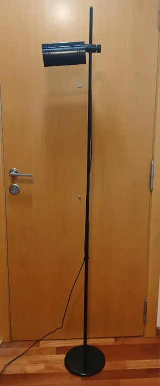 LÁMPARA DE PIE COLOR NEGRA.