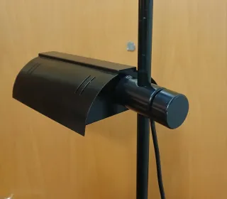 LÁMPARA DE PIE COLOR NEGRA.