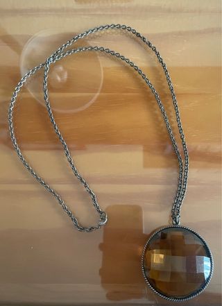 Collar con colgante de piedra marrón