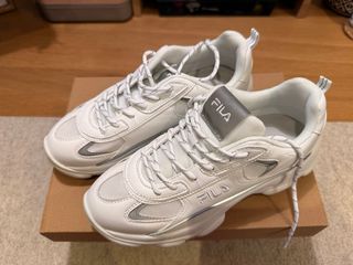 Zapatillas Fila Blancas y Plateadas Talla 39