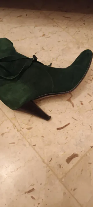 Stivali in camoscio verde con lacci