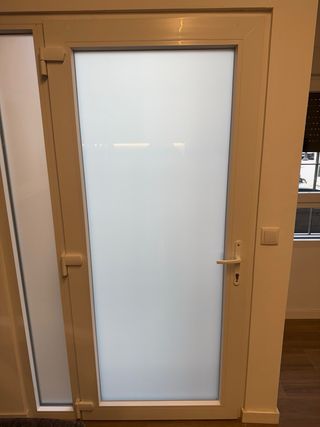 Puerta con fijo de aluminio.