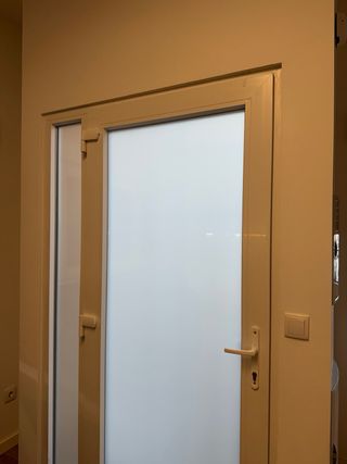 Puerta con fijo de aluminio.
