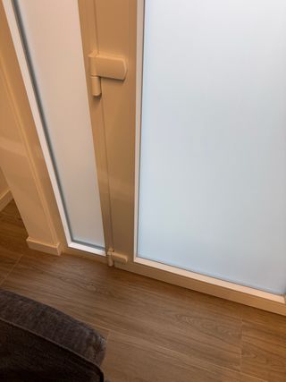 Puerta con fijo de aluminio.